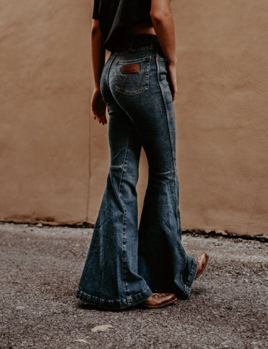 Final Sale ✨Wrangler Retro Laramie Bell Bottom