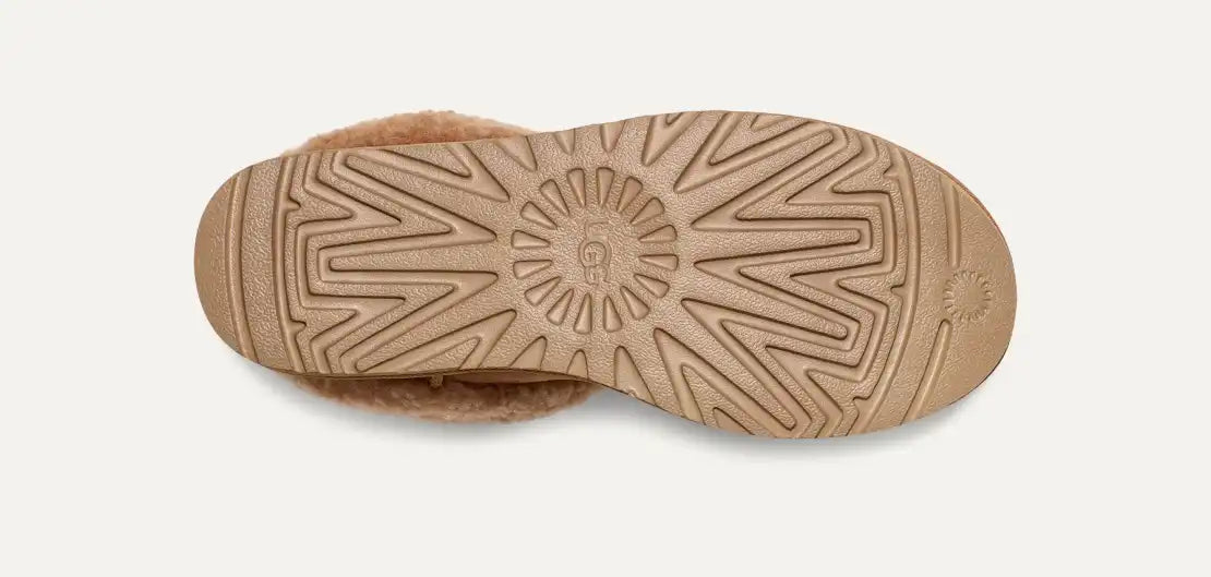 UGG™ Classic Mini Maxi Curly Chestnut