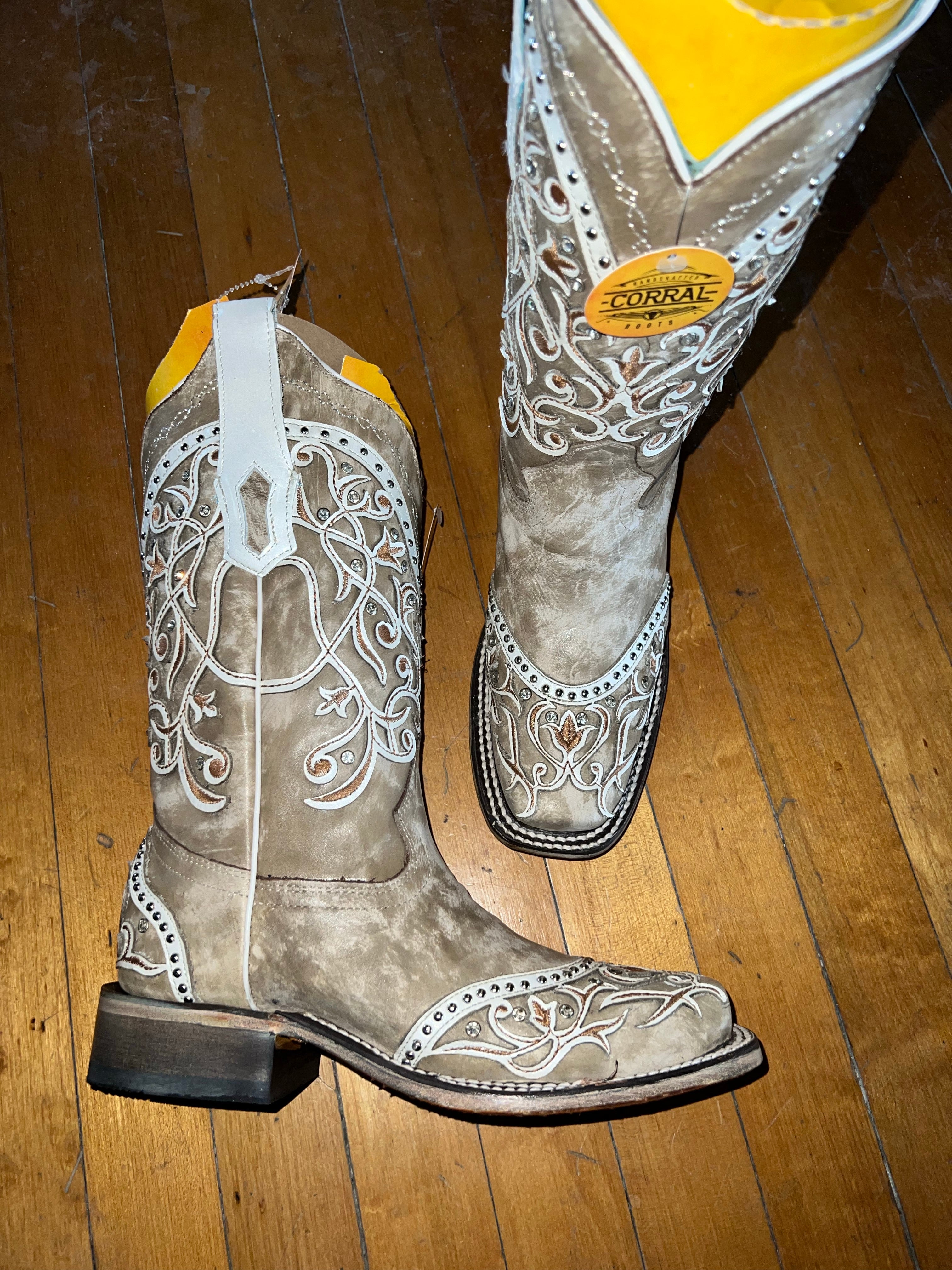 Fashion silver corral boots